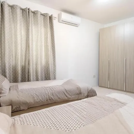 Large Swieqi Apartman